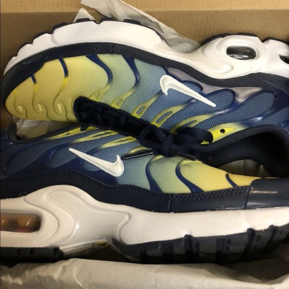 Womens vapormax plus. Size 6 women, 5 kids.